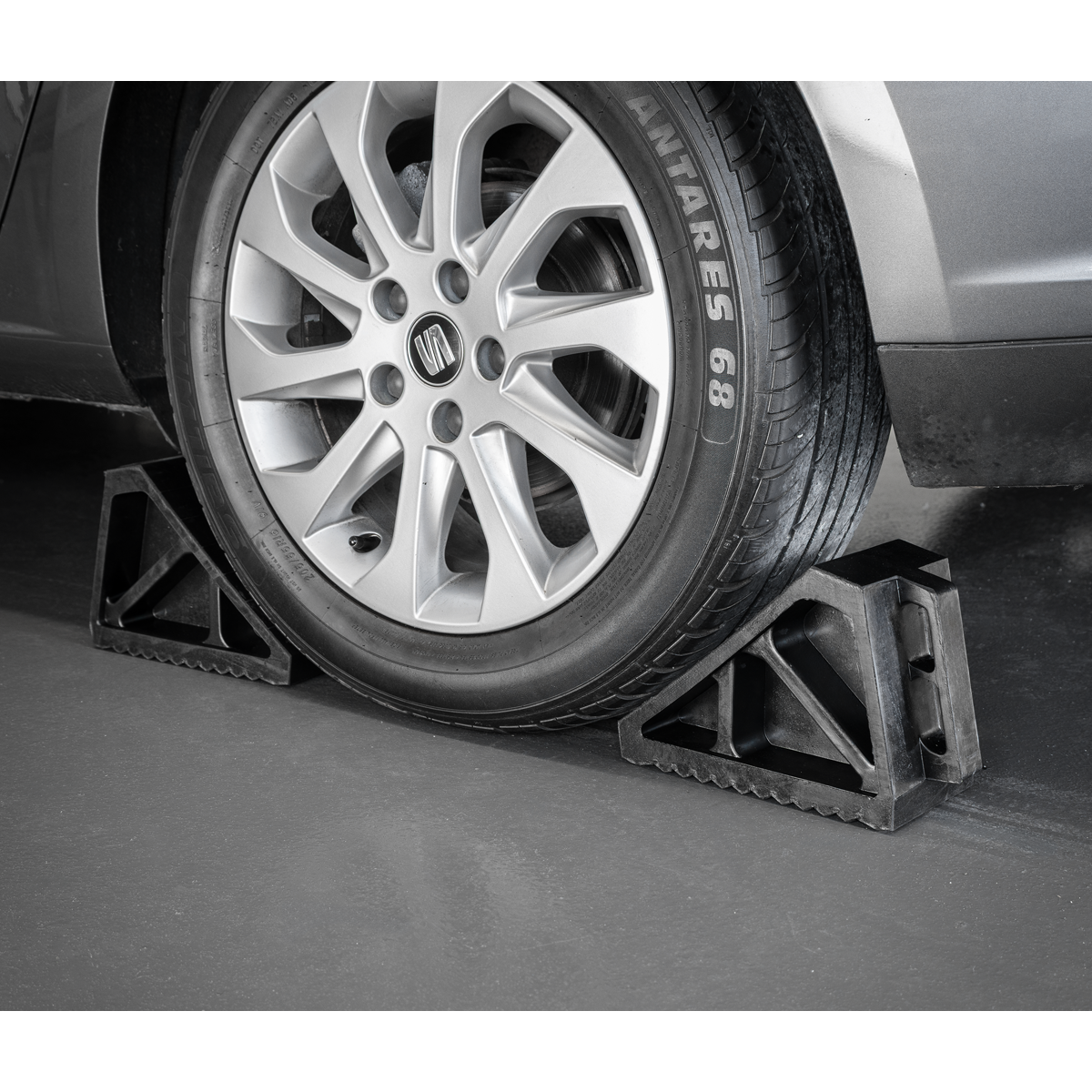 Sealey WC02 Rubber Wheel Chocks 3.3kg - Pair