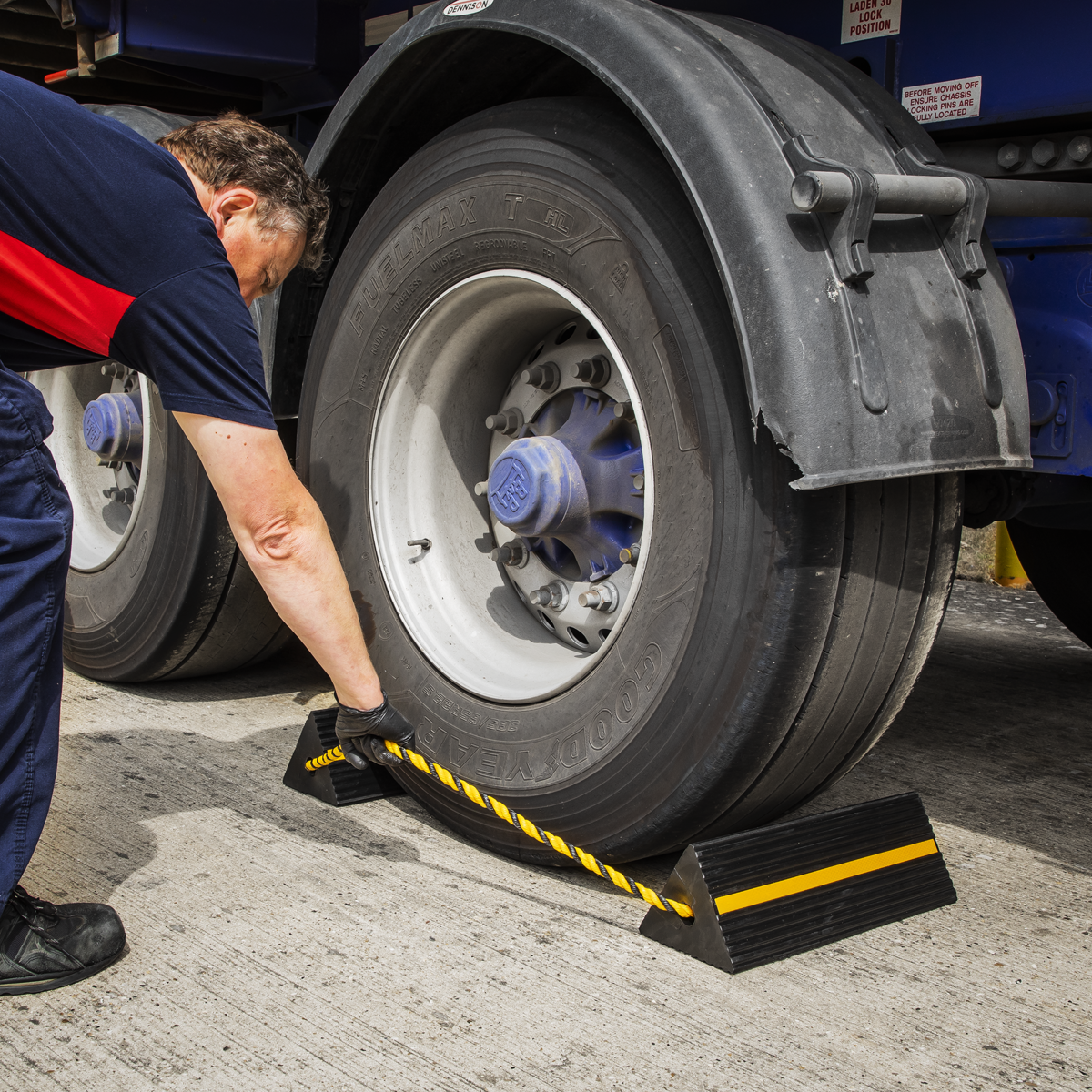 Sealey WC11 Heavy-Duty Rubber Wheel Chocks 8kg - Pair
